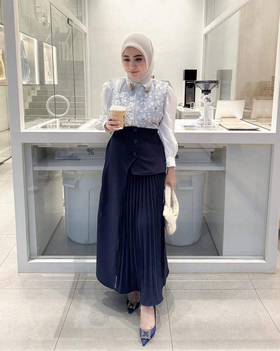 potret ide OOTD kasual simple dan soft tapi playful ala Nynda Ayu (instagram.com/nyndaayu)