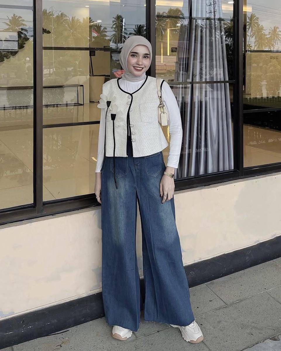 potret ide OOTD kasual pakai baggy pants ala Lisna Feri (instagram.com/lisnaferi)