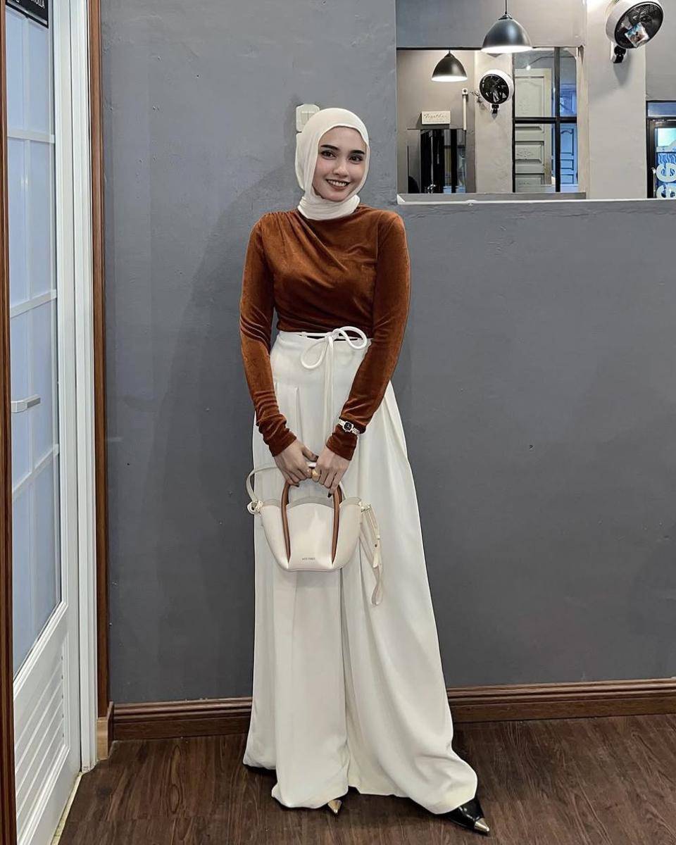 potret ide OOTD kasual pakai baggy pants ala Lisna Feri (instagram.com/lisnaferi)