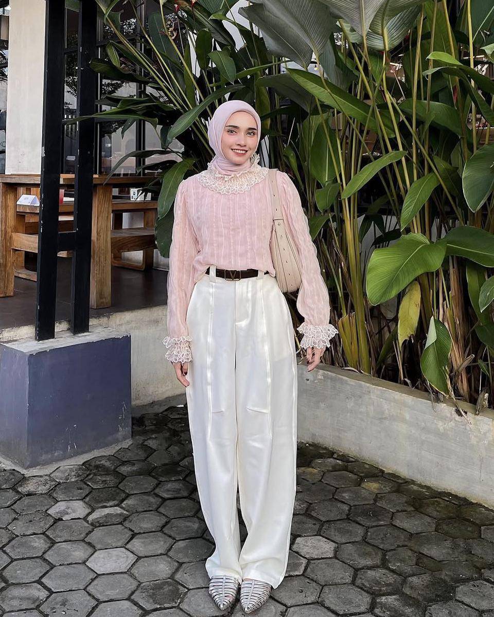 potret ide OOTD kasual pakai baggy pants ala Lisna Feri (instagram.com/lisnaferi)