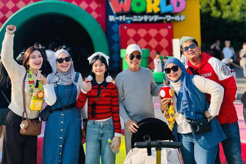 10 Potret Ayu Ting Ting ke Mario Bros. Universal Studio Jepang