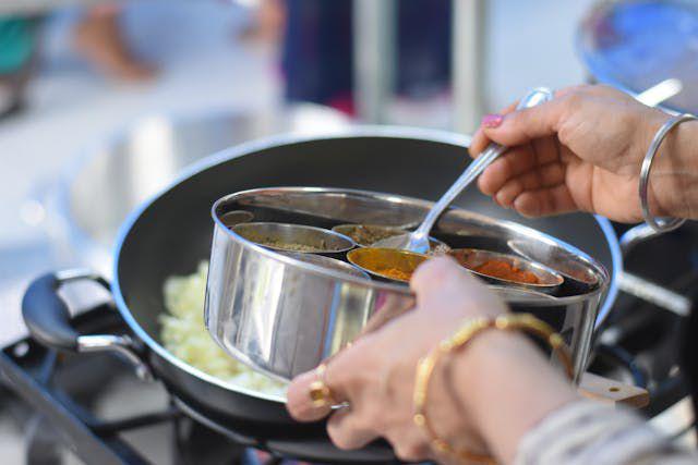 5 Tips Merawat Peralatan Masak yang Berbahan Aluminium, Biar Awet!
