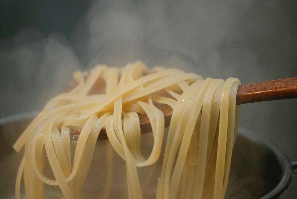 ilustrasi membuat linguine aglio e olio (pexels.com/Klaus Nielsen)