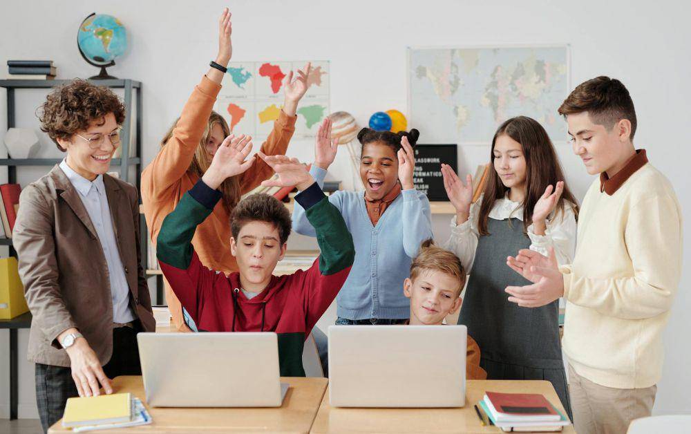 ilustrasi interaksi siswa di kelas (pexels.com/Max Fischer)