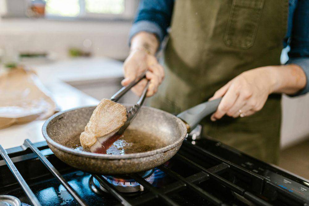 ilustrasi membalik steak (pexels.com/RDNE stock project)