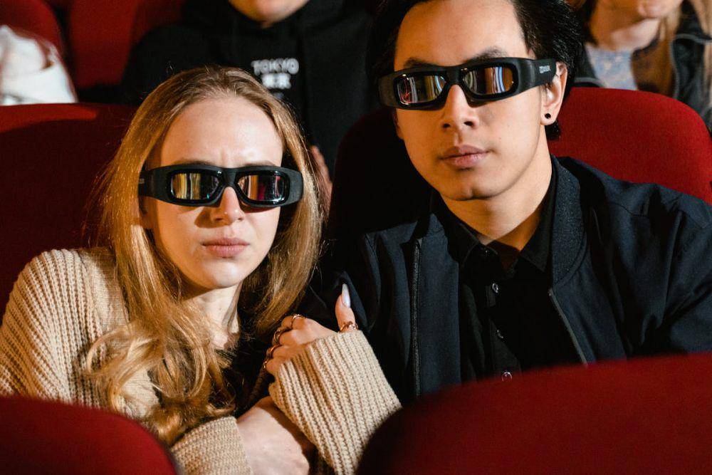 ilustrasi menonton film 3D di bioskop (pexels.com/Tima Miroshnichenko)