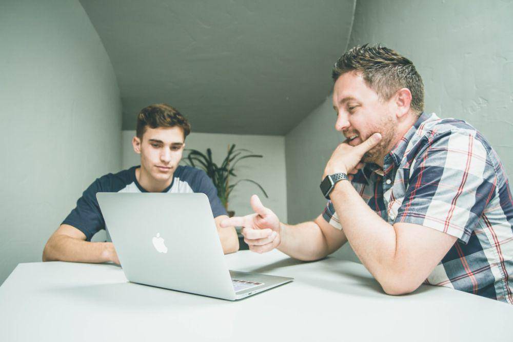 Ilustrasi konsultasi dengan mentor (unsplash.com/Kenny Eliason)