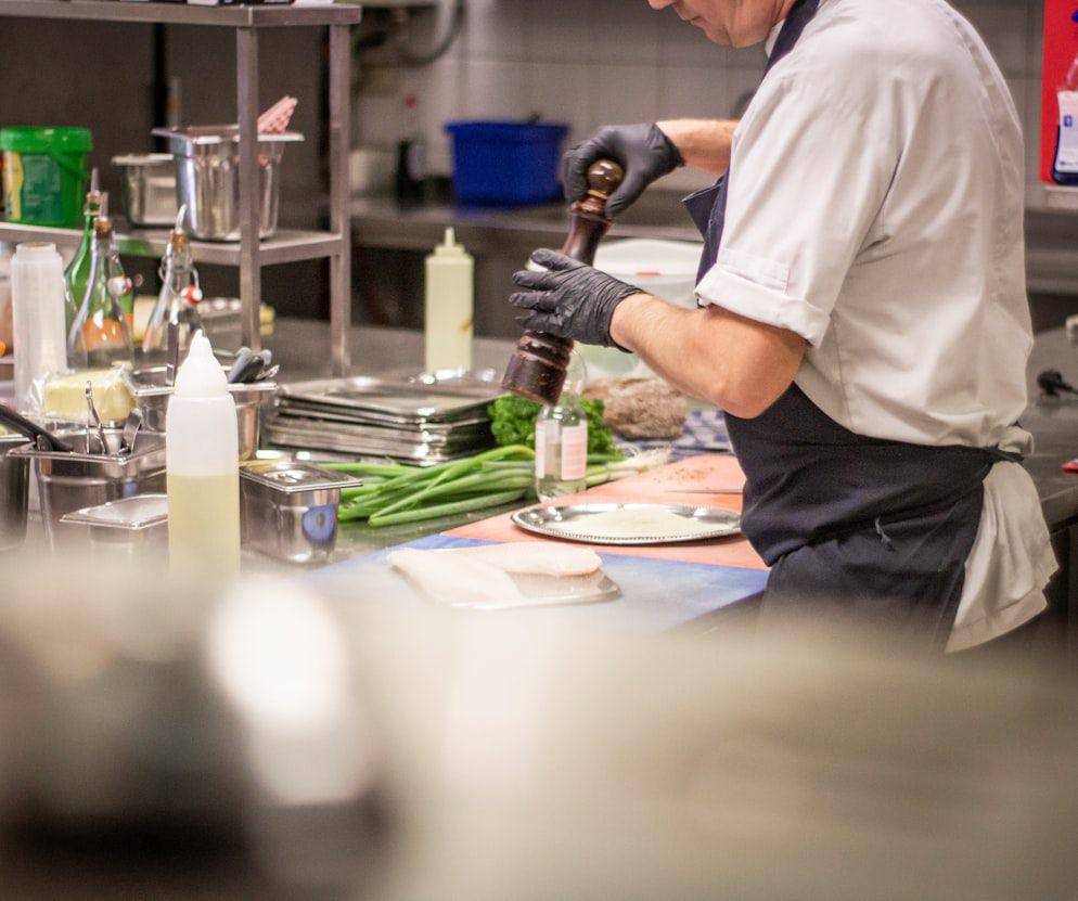 Ilustrasi seorang chef (unsplash.com/Louis Hansel)