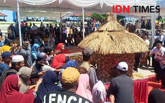 Keseruan Warga Berburu Ketupat saat Tradisi Lebaran Topat di Mataram