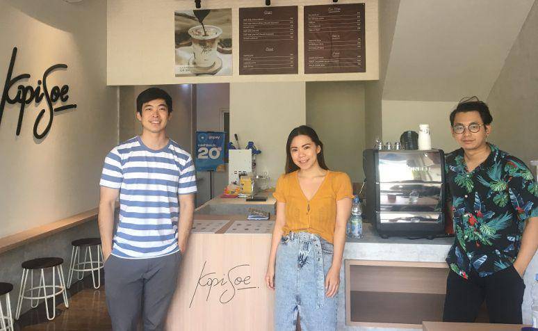 Ferrianto Surya (kiri) dan Sylvia Surya (tengah), founder kedai Kopi Soe (swa.co.id)