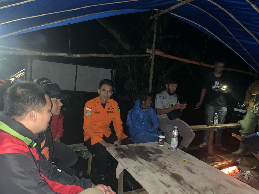 Wisata ke Air Terjun, 8 Warga Sangir Terjebak di Tengah Sungai