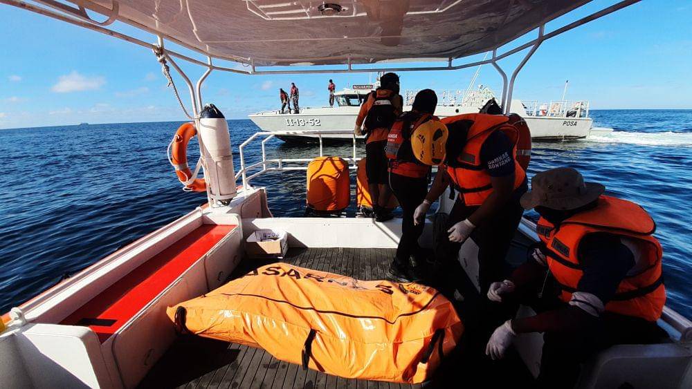 Jasad Johan Hartani saat dievakuasi oleh tim SAR gabungan, Senin (7/4/2025) pagi. (Dok. Kantor SAR Balikpapan)