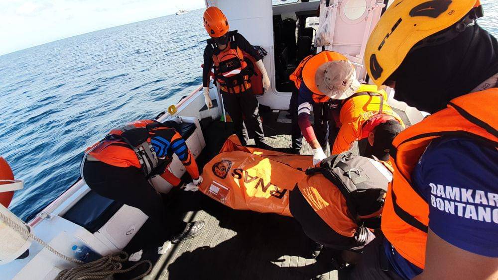 Tim SAR saat mengevakuasi jasad Johan Hartani, Senin (7/4/2025) pagi. (Dok. Kantor SAR Balikpapan)