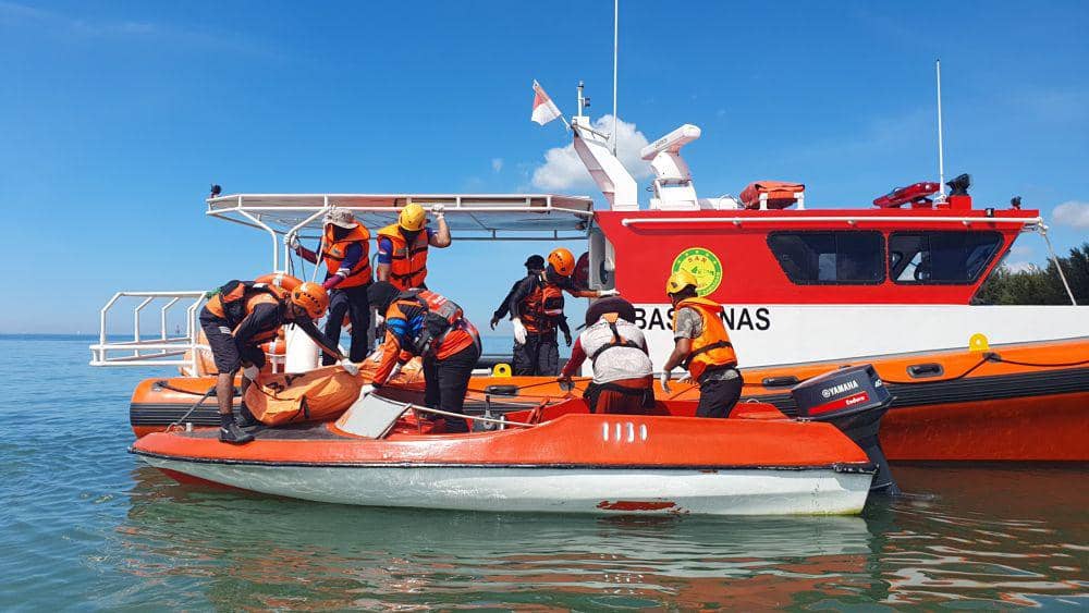 Tim SAR mengevakuasi jasad Johan Hartani pada Senin (7/5/2025) pagi. (Dok. Kantor SAR Balikpapan)
