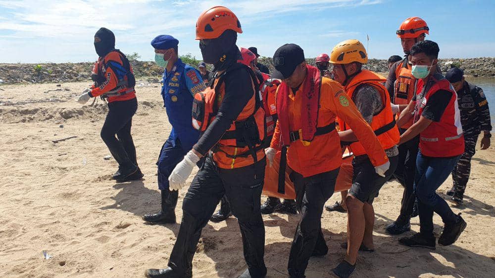 Jasad Johan Hartani dievakuasi menuju RSKD Balikpapan. (Dok. Kantor SAR Balikpapan)