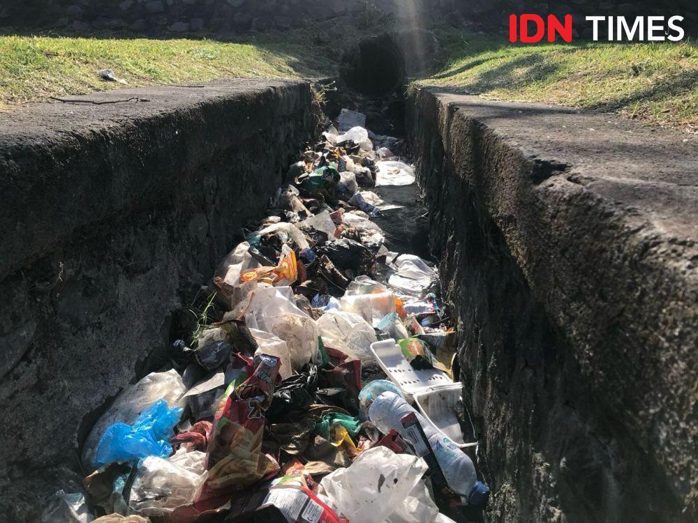 Bahu Jalan, Tanah Kosong Hingga Sungai Jadi TPS Liar di Gianyar