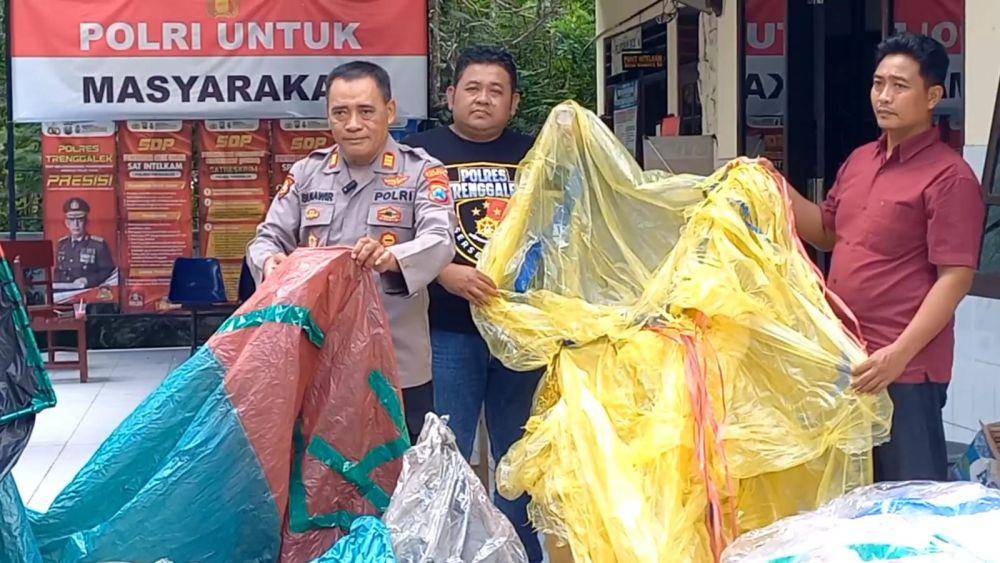 Petugas menunjukkan balon udara yang diamankan dalam lebaran ketupat di Trenggalek. IDN Times/ istimewa