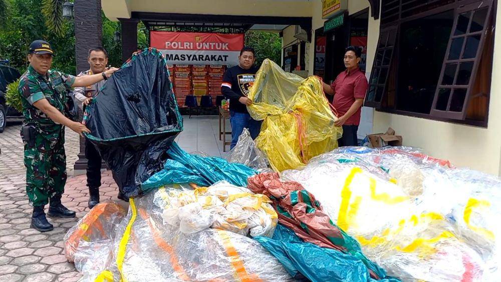 Petugas menunjukkan balon udara yang diamankan dalam lebaran ketupat di Trenggalek. IDN Times/ istimewa