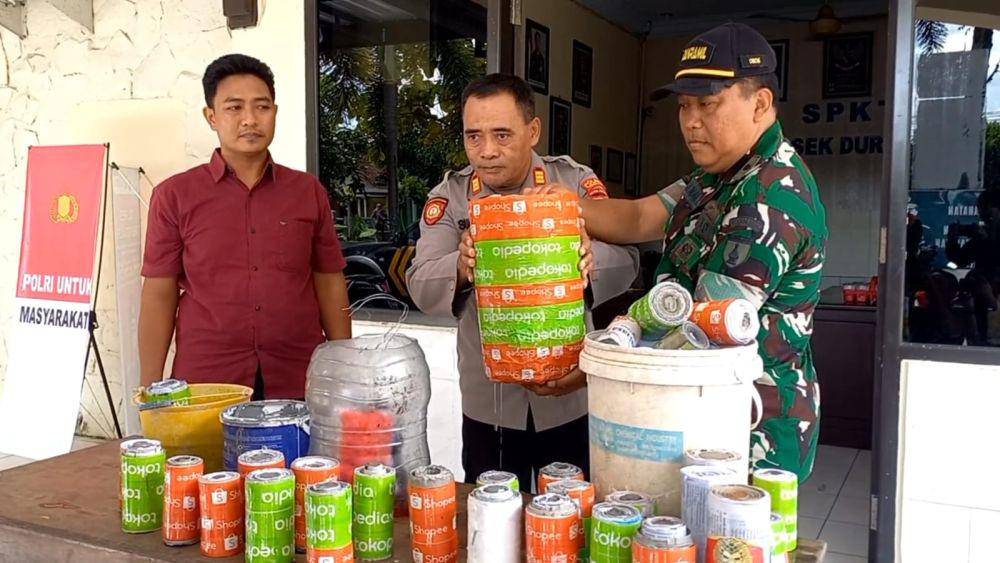 Petugas menunjukkan petasan yang diamankan dalam lebaran ketupat di Trenggalek. IDN Times/ istimewa
