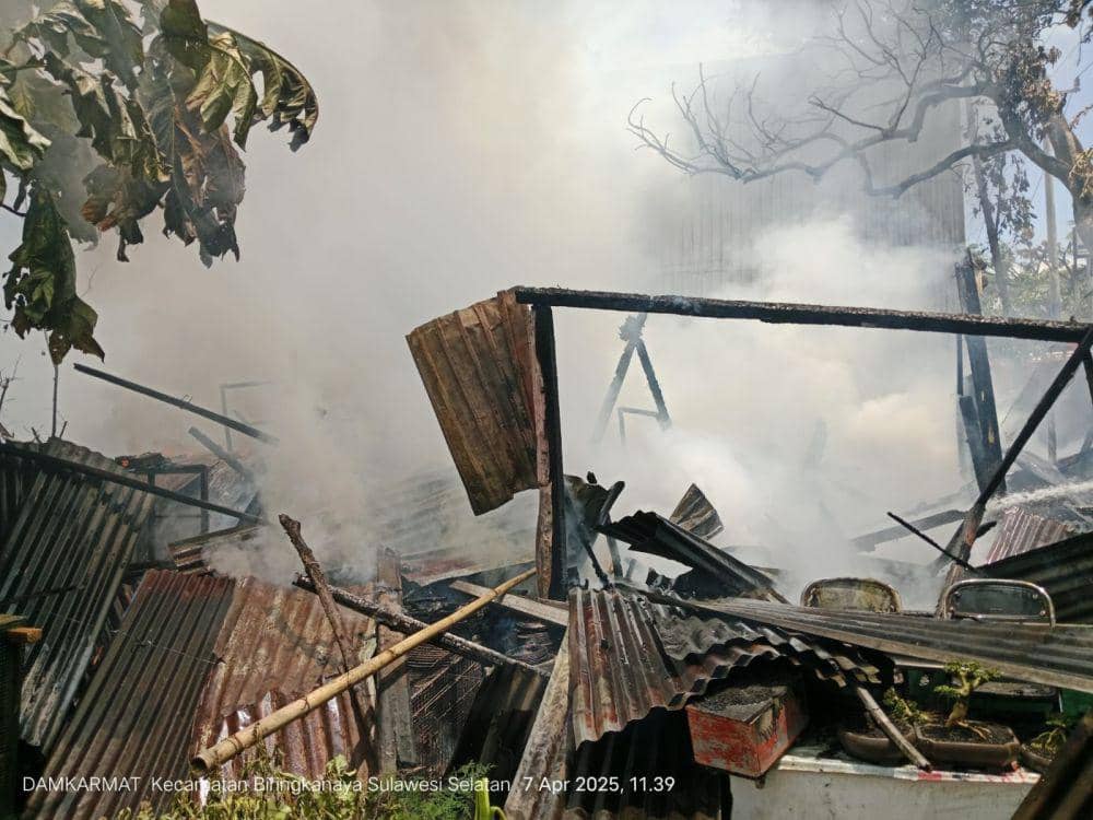 Rumah milik Purnawirawan TNI AD, Hermanto (68) di Jalan Dg. Ramang, Kelurahan Pai, Kecamatan Biringkanaya, Makassar hangus terbakar, Senin (7/4/2025)/Damkarmat Makassar
