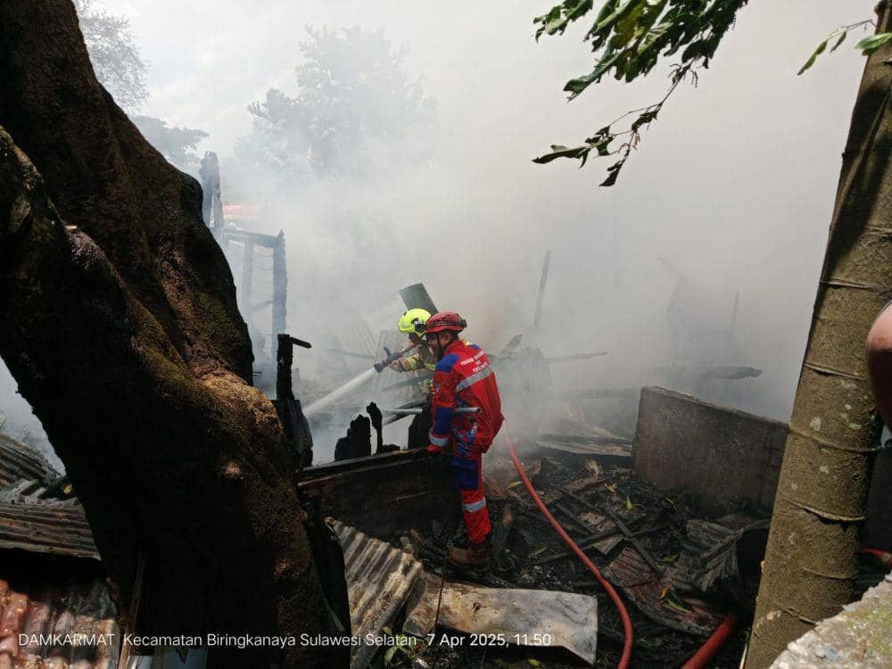 Rumah milik Purnawirawan TNI AD, Hermanto (68) di Jalan Dg. Ramang, Kelurahan Pai, Kecamatan Biringkanaya, Makassar hangus terbakar, Senin (7/4/2025)/Damkarmat Makassar