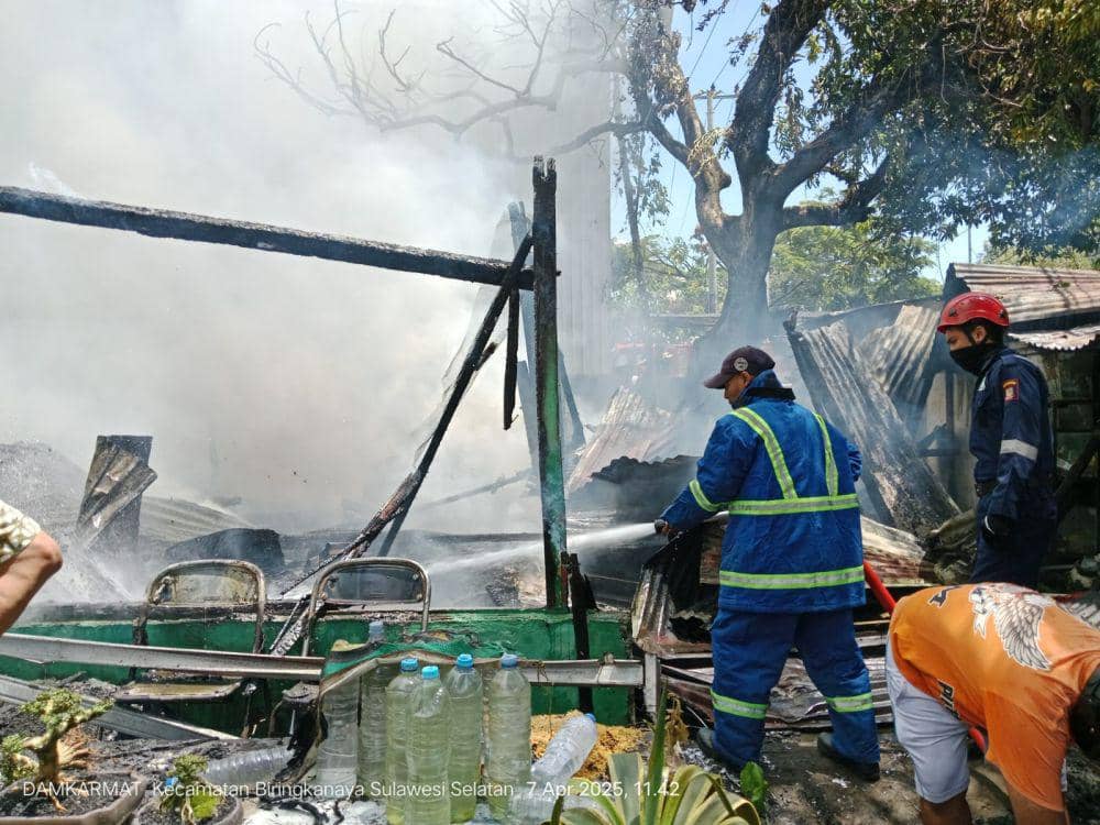 Rumah milik Purnawirawan TNI AD, Hermanto (68) di Jalan Dg. Ramang, Kelurahan Pai, Kecamatan Biringkanaya, Makassar hangus terbakar, Senin (7/4/2025)/Damkarmat Makassar