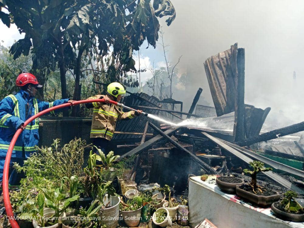 Rumah milik Purnawirawan TNI AD, Hermanto (68) di Jalan Dg. Ramang, Kelurahan Pai, Kecamatan Biringkanaya, Makassar hangus terbakar, Senin (7/4/2025)/Damkarmat Makassar
