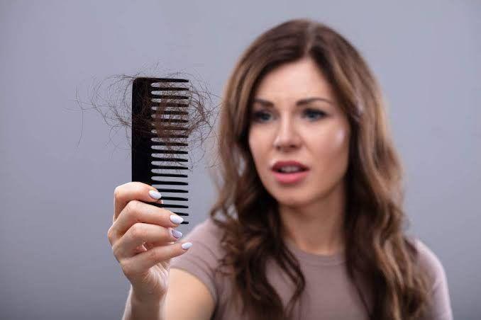5 Bentuk Sisir dan Fungsinya dalam Menata Rambut