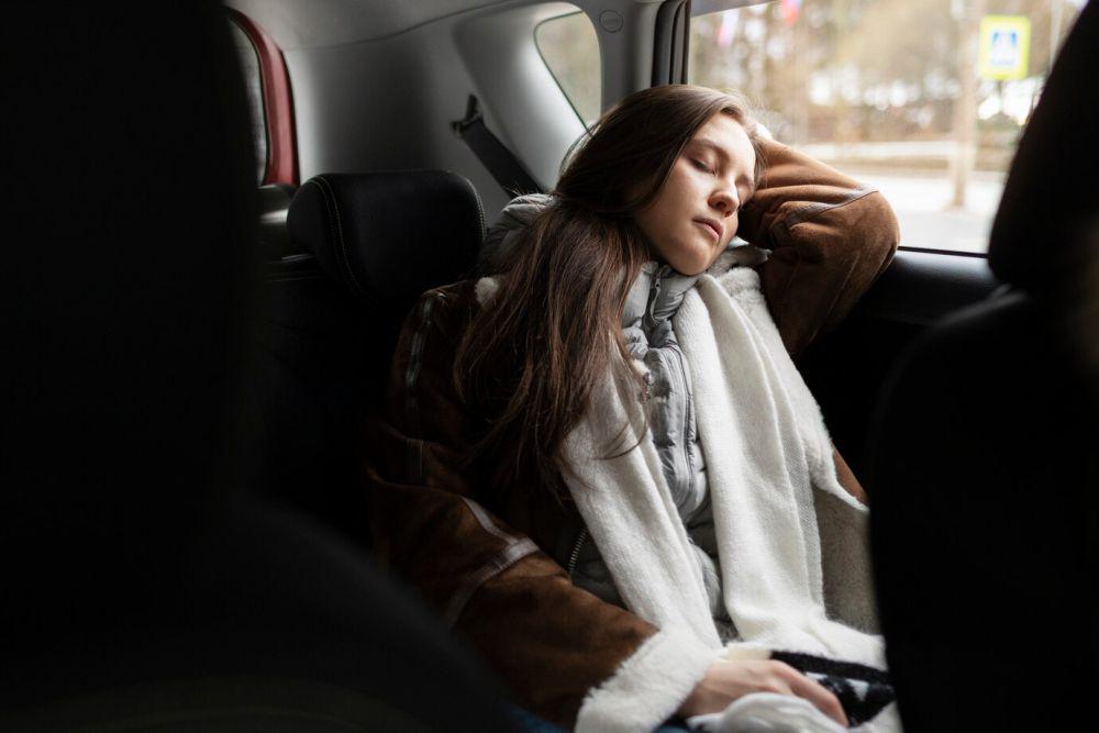 ilustrasi tidur di dalam mobil (freepik.com/freepik)