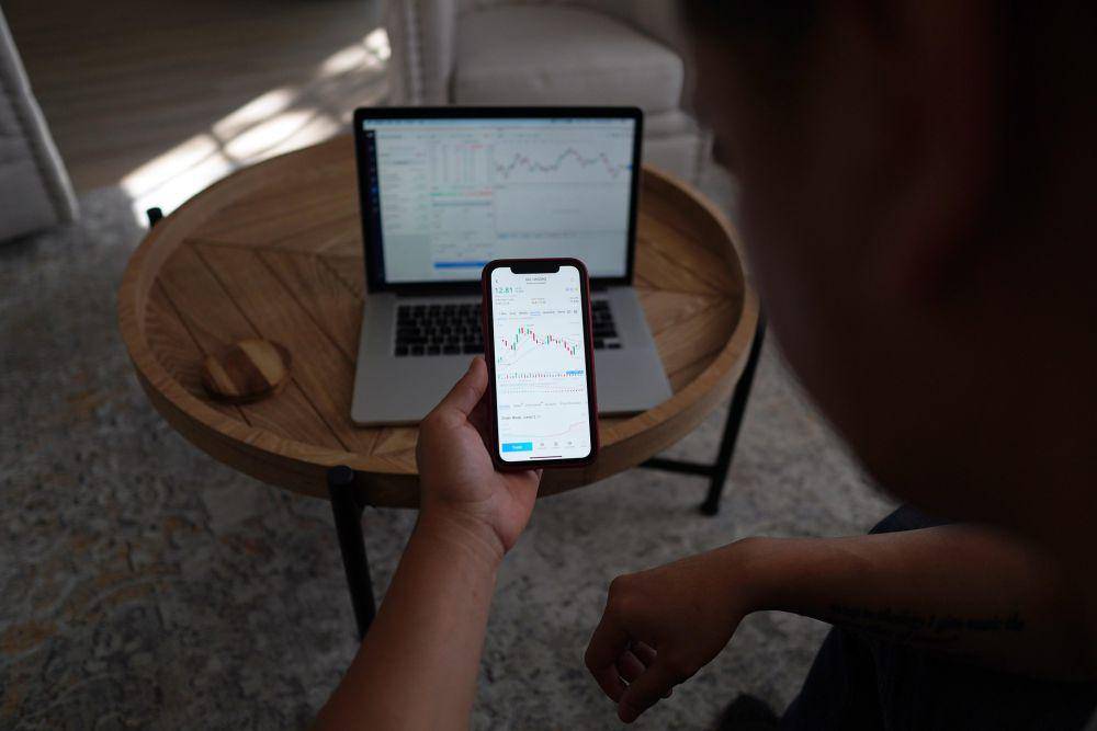 Ilustrasi memantau harga saham yang harganya naik (pixabay.com/theinvestorpost)