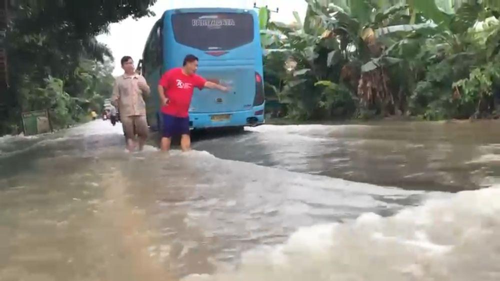Jalintim Tungkal Jaya Terendam Banjir, Pengendara Terjebak Macet