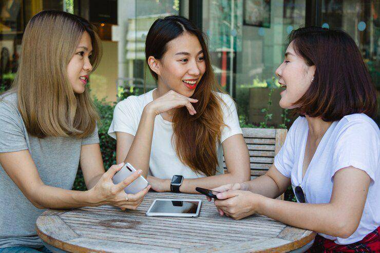 Ilustrasi ngobrol dengan teman-teman(freepik.com/tirachardz)