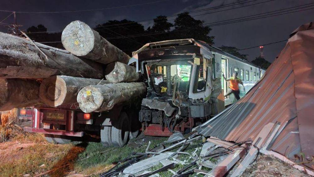 KA Jenggala yang kecelakaan dengan truk bermuatan kayu. (Dok. Istimewa)