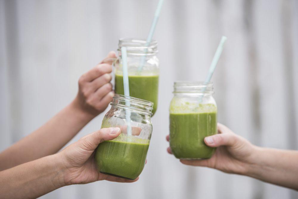 ilustrasi smoothies hijau (freepik.com/wirestock)