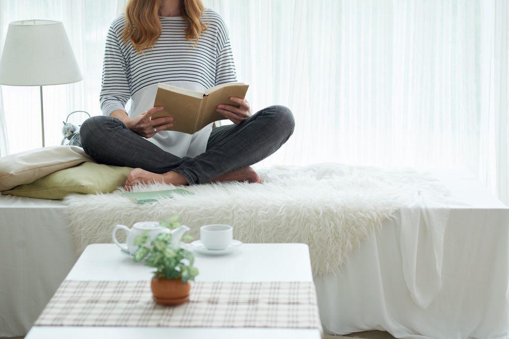 7 Inspirasi Kamar Kos Cozy buat Kamu yang Suka Koleksi Buku