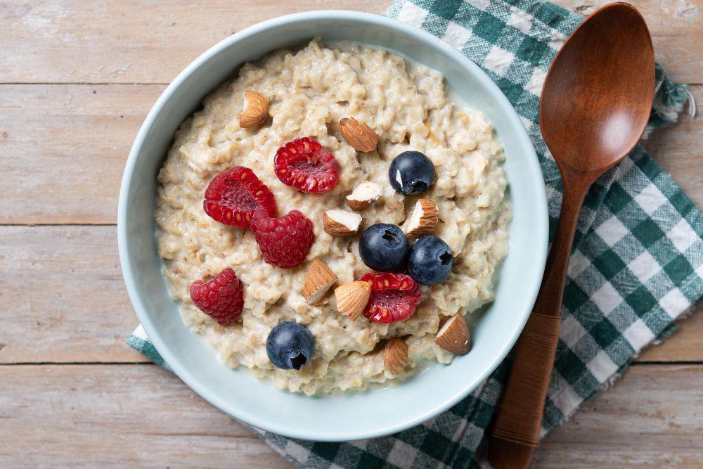ilustrasi oatmeal (freepik.com/chandlervid85)