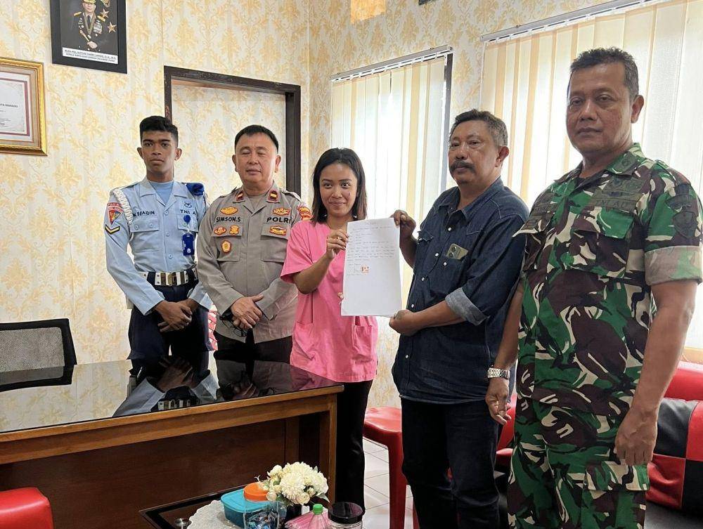 Pelaku dan korban pengancaman di RS TNI AU Manado berdamai di Polsek Mapanget. Dok. Pribadi