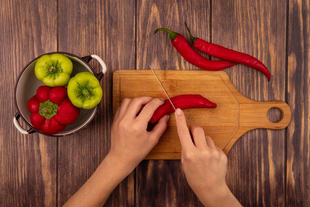 Ilustrasi seseorang mengiris cabe (Freepik.com/stocking)