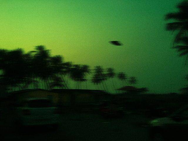 gambar UFO melintas di langit (unsplash.com/@albrrt)