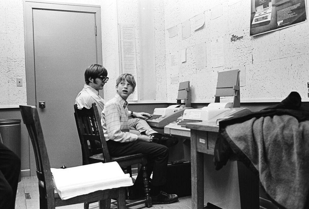 Paul Allen (kiri) dan Bill Gates (kanan) di Sekolah Lakeside, Seattle, Washington, Amerika Serikat (commons.wikimedia.org/Bruce Burgess)