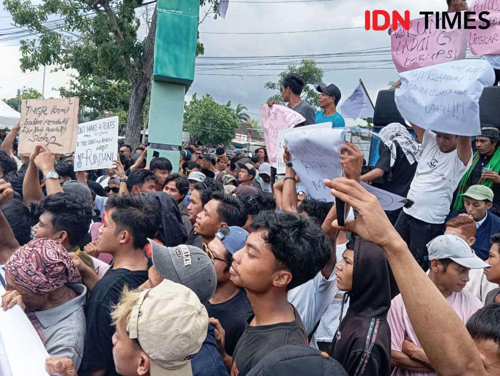 Warga Geruduk BTNGR, Tuntut Penambahan Kuota Pendakian Gunung Rinjani