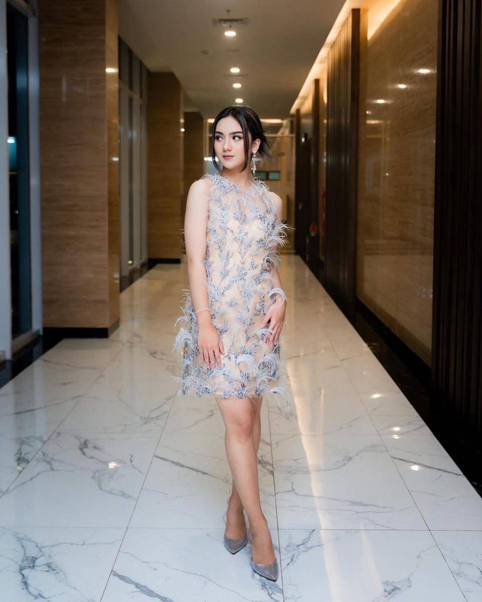 ide outfit dengan dress ala Ersya Aurelia (instagram.com/ersyaurel)