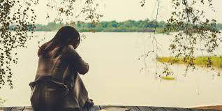 Wanita yang duduk sendiri menghadap sungai. (KIBRISPDR Website Gambar)