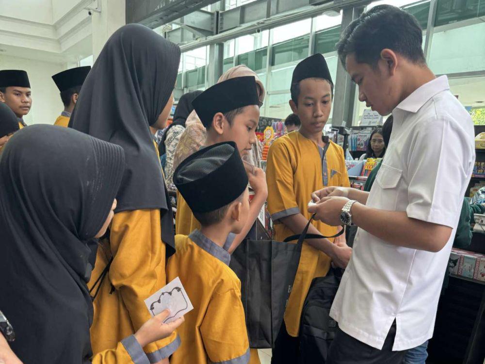 Gibran Ajak Anak Yatim Belanja di Toko Buku Kawasan Matraman Jaktim