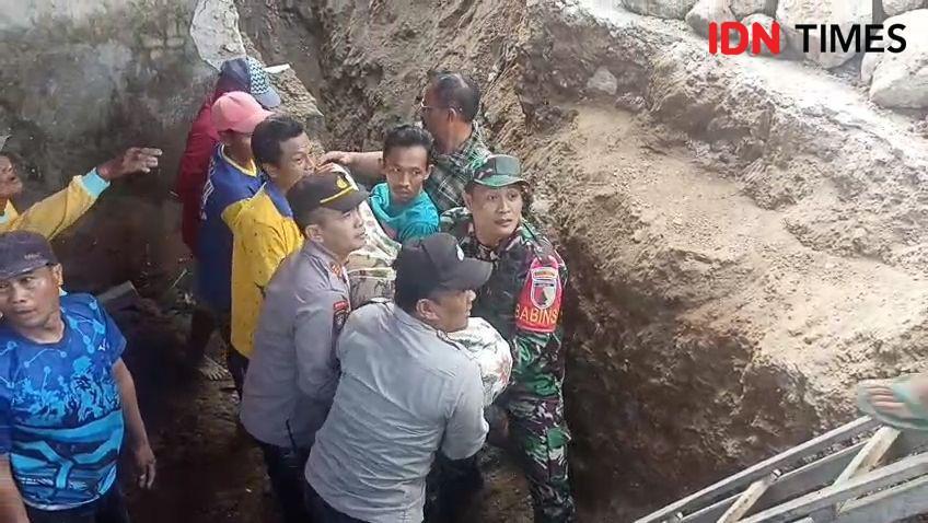 Korban berhasil dievakuasi dari reruntuhan dalam kondisi meninggal dunia. IDN Times/ Riyanto.