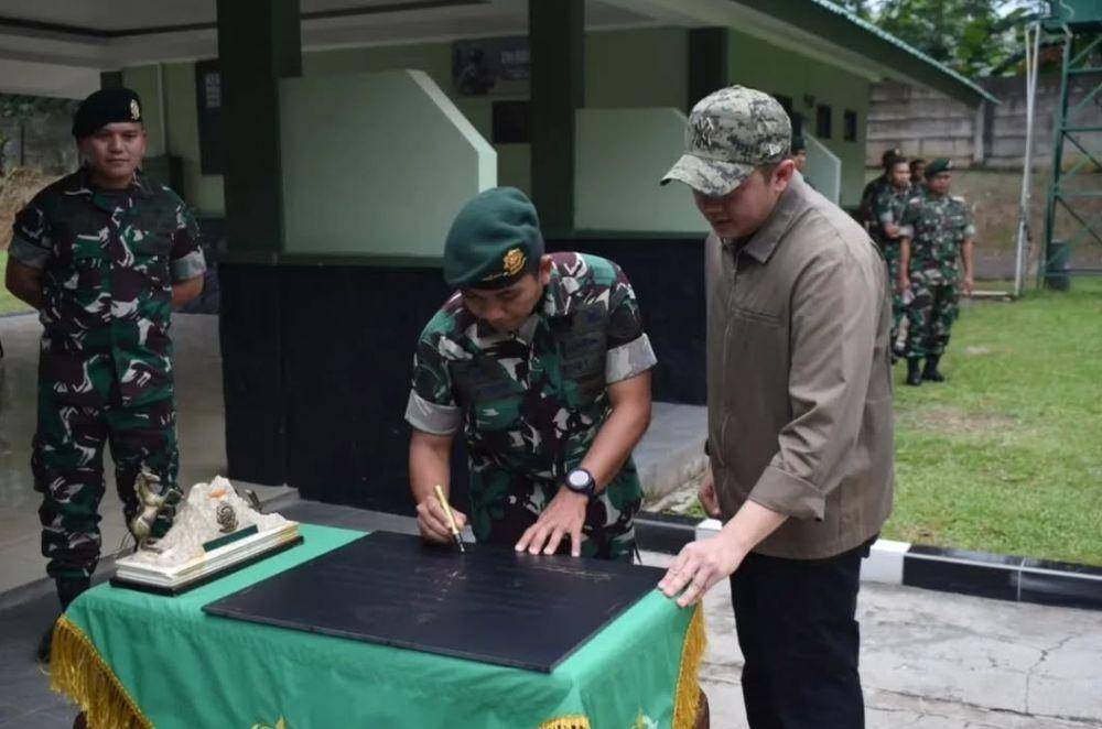Letkol Teddy Indra Wijaya ikut meresmikan lapangan tembak 100 meter yang berada di lingkungan Yonif 328 Cilodong, Depok. (www.instagram.com/@penkostrad)
