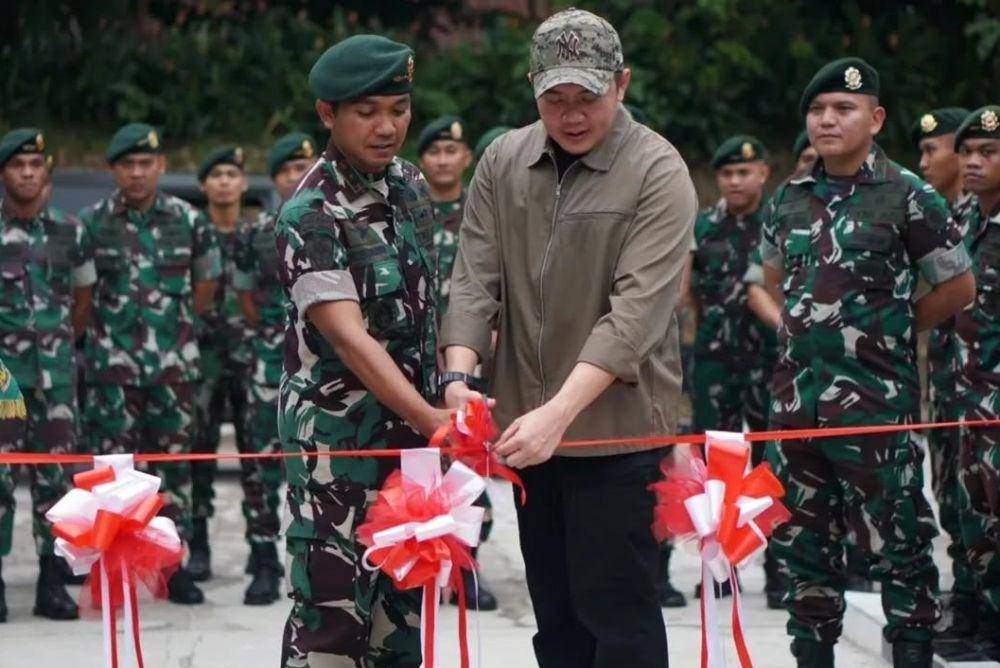 Letkol Teddy Indra Wijaya ikut meresmikan lapangan tembak 100 meter yang berada di lingkungan Yonif 328 Cilodong, Depok. (www.instagram.com/@penkostrad)