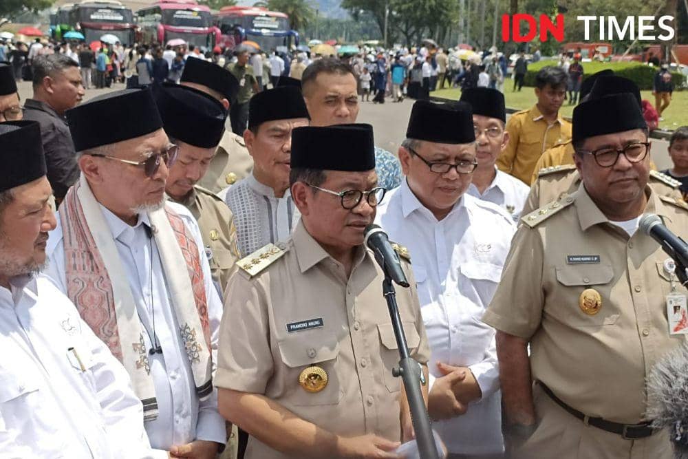 Gubernur DKI Jakarta Pramono Anung melepas ribuan santri Gontor di Monas, Selasa (8/4/2025). (IDN Times/Dini Suciatiningrum)