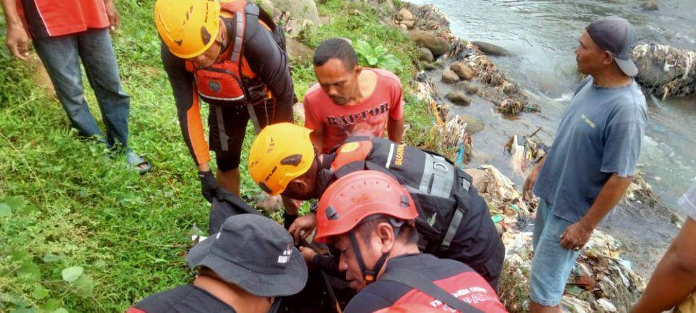 Tim pencarian melakukan evakuasi korban (Foto: Basarnas Padang)