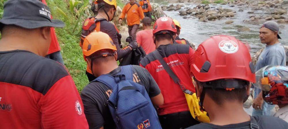 Proses evakuasi korban hanyut (Foto: Basarnas Padang)